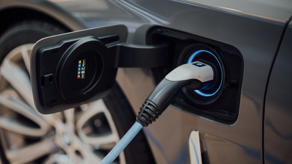 Akumulatory litowo-jonowe napędzają rewolucję elektryczną, od samochodów po wielkie magazyny energii.